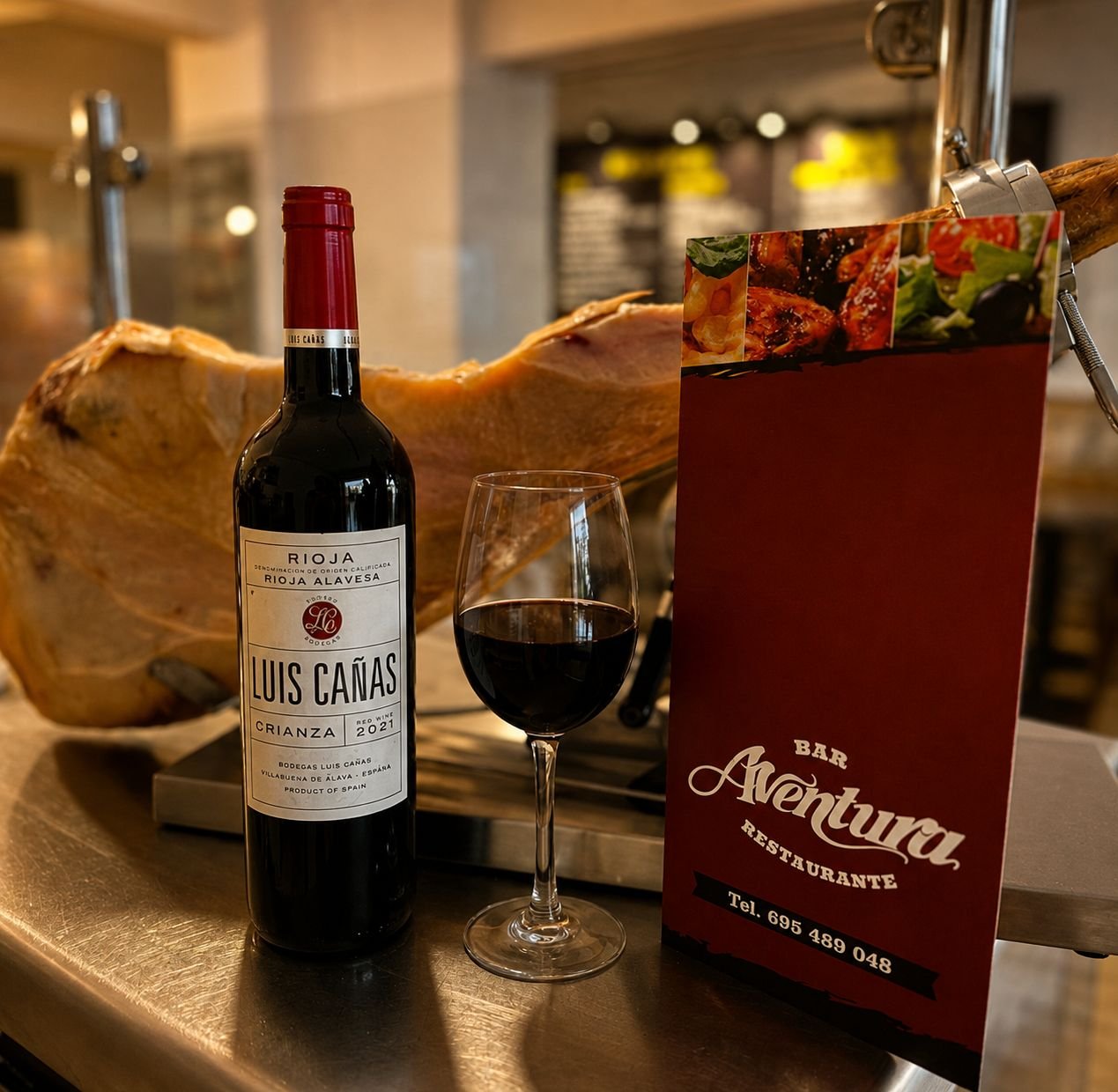 Embutidos y vino en la barra