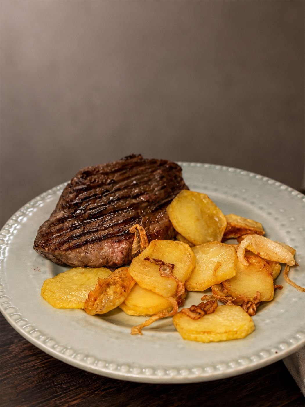 Entrecot a la brasa con patatas